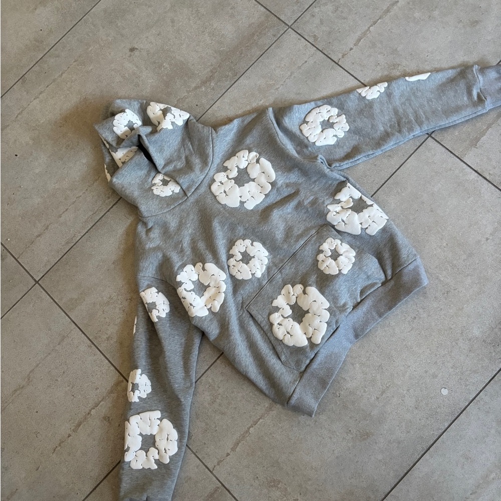 Gray Hoodie with White Cloud Patterns

Willing to offer prices
1:1